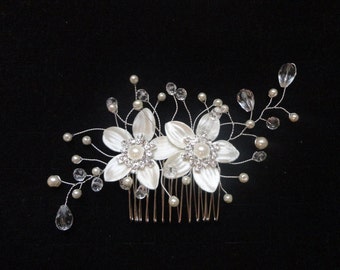 Bridal hair comb white flowers rhinestone wedding, bride, headpiece head peigne de mariée mariage fleurs de satin blanches