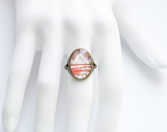 ART Oval ring of metal brass with the image of a feather under glass, Ring size: 6.5 in (USA) / 13,5 (Italy) / 17 (Russia)