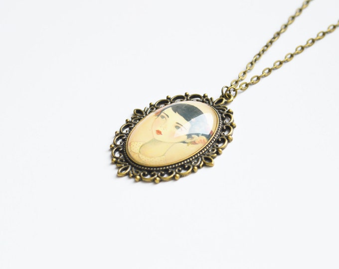 FEMALE IMAGES Oval pendant metal brass with the image of girls under glass