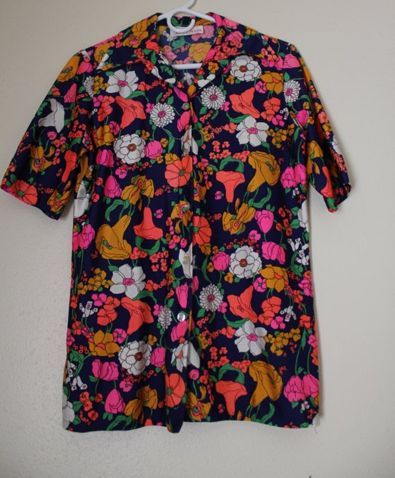 70s seventies womens polyester shirt bright floral pattern