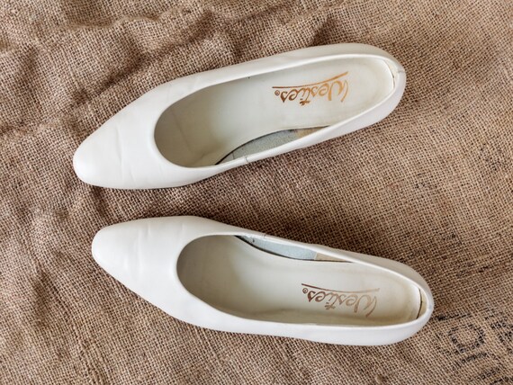 Vintage 80s Cream Colored Flats Size 8.5 Round Toe