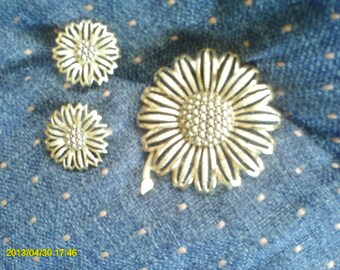 Vintage Sarah Coventry Flower brooch and earring set - 1960's