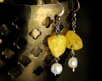 Art interpretation earring - hand assembled earrings with honey quartz and freshwater pearls - Lorenzo Lottos' Venus