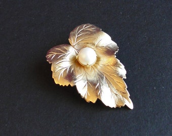 Items similar to Vintage Brooch Style Earrings on Etsy