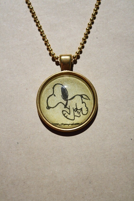 Snoopy / Peanuts Small Shiny Gold Round Pendant Necklace on