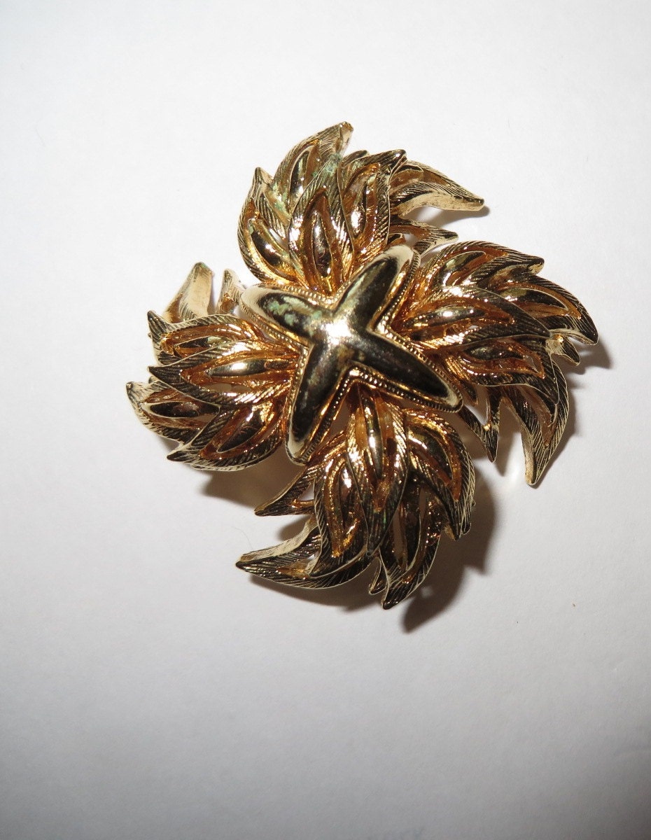 Vintage LISNER Signed Brooch In Gold