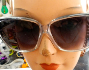 Banneau,Taiwan ,black and white plastic sunglasses from the 70s in good shape