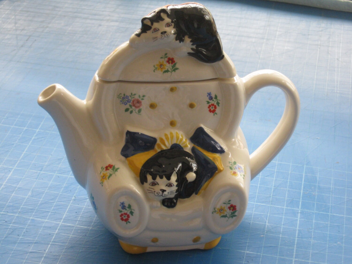 Wade Whimsical Feline Collection Teapot Cats on an Armchair