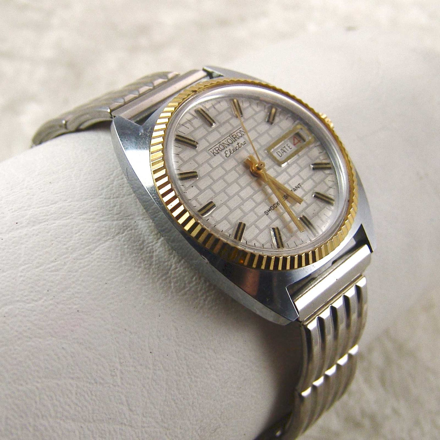 Vintage Kronotron Electra Mens Wind  occurring Wrist Watch Date