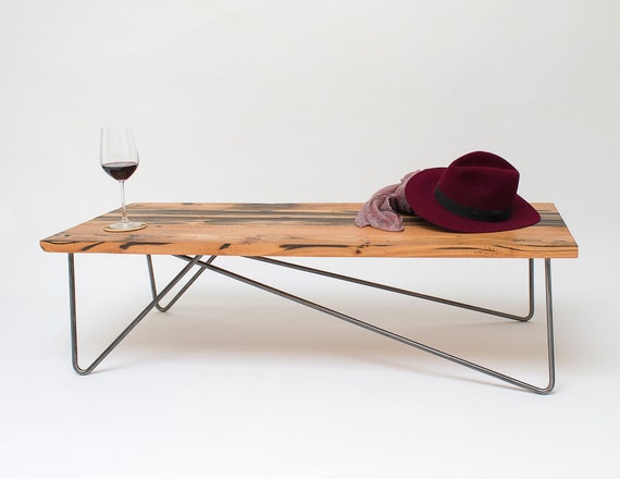 Asymmetrische verschiebung aufgearbeiteten holz von kodastudios Beistelltisch mit haarnadelbeinen