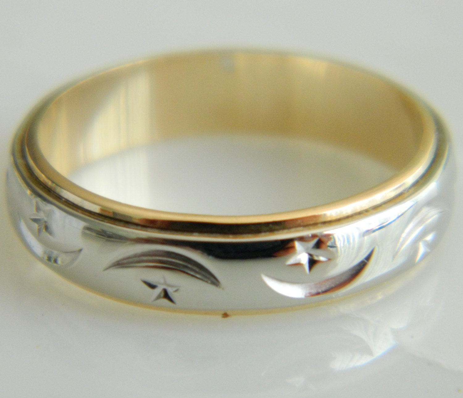 Lovely Vintage  14K Two Tone Gold Star  and Moon Wedding  Band