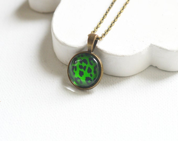 ANIMAL PRINT Pendant metal brass depicting fashionable leopard skin, Safari, Glamour, Style, Neon, Green