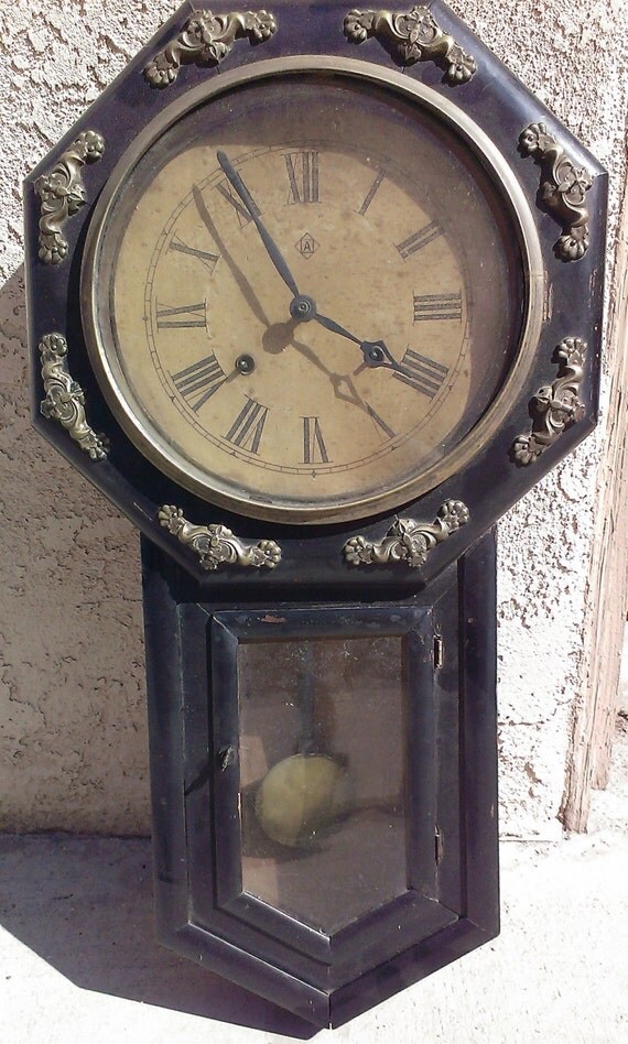 Traditional Schoolhouse Style Antique Wall Clock