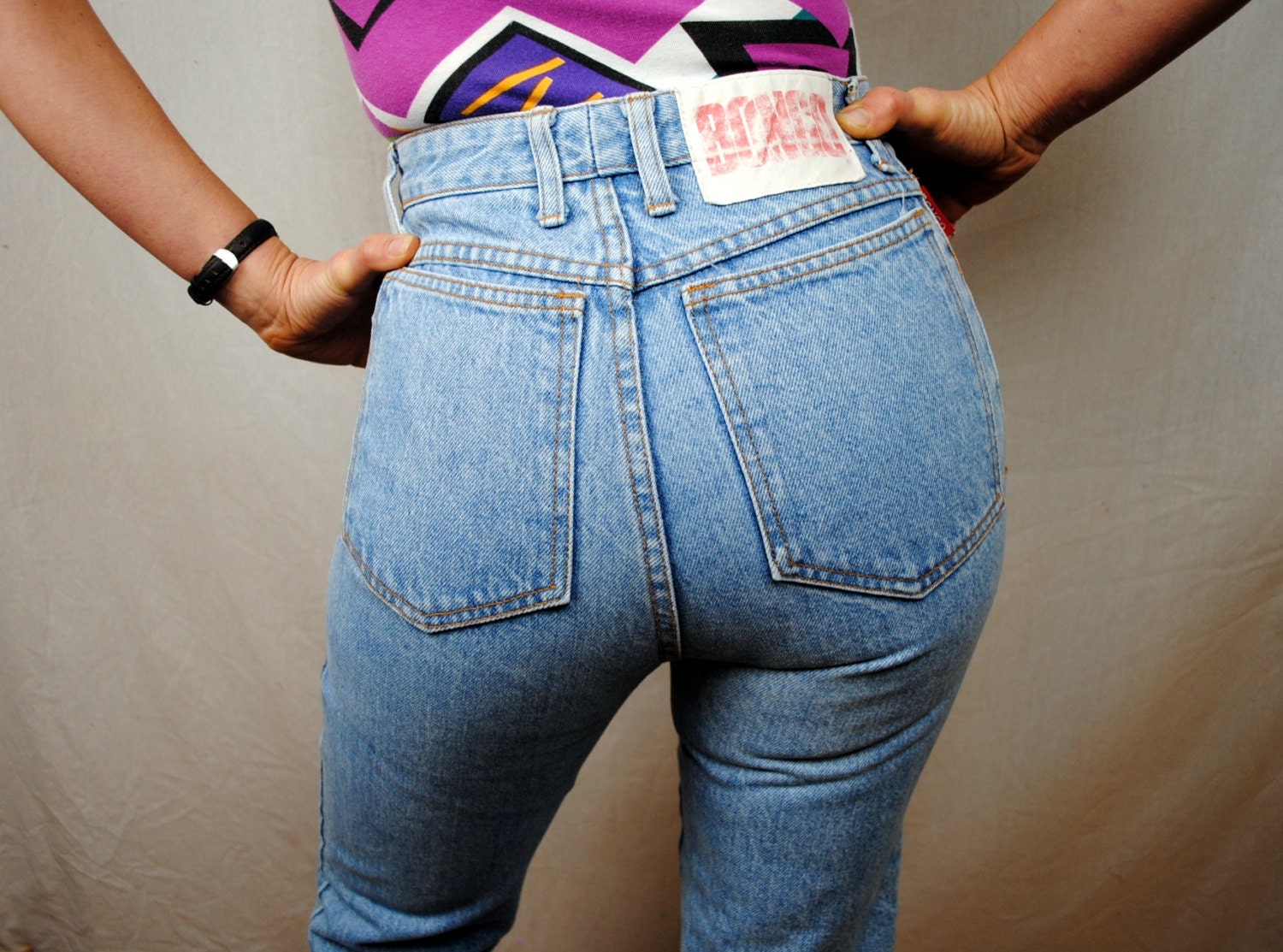 Женские джинсы сзади