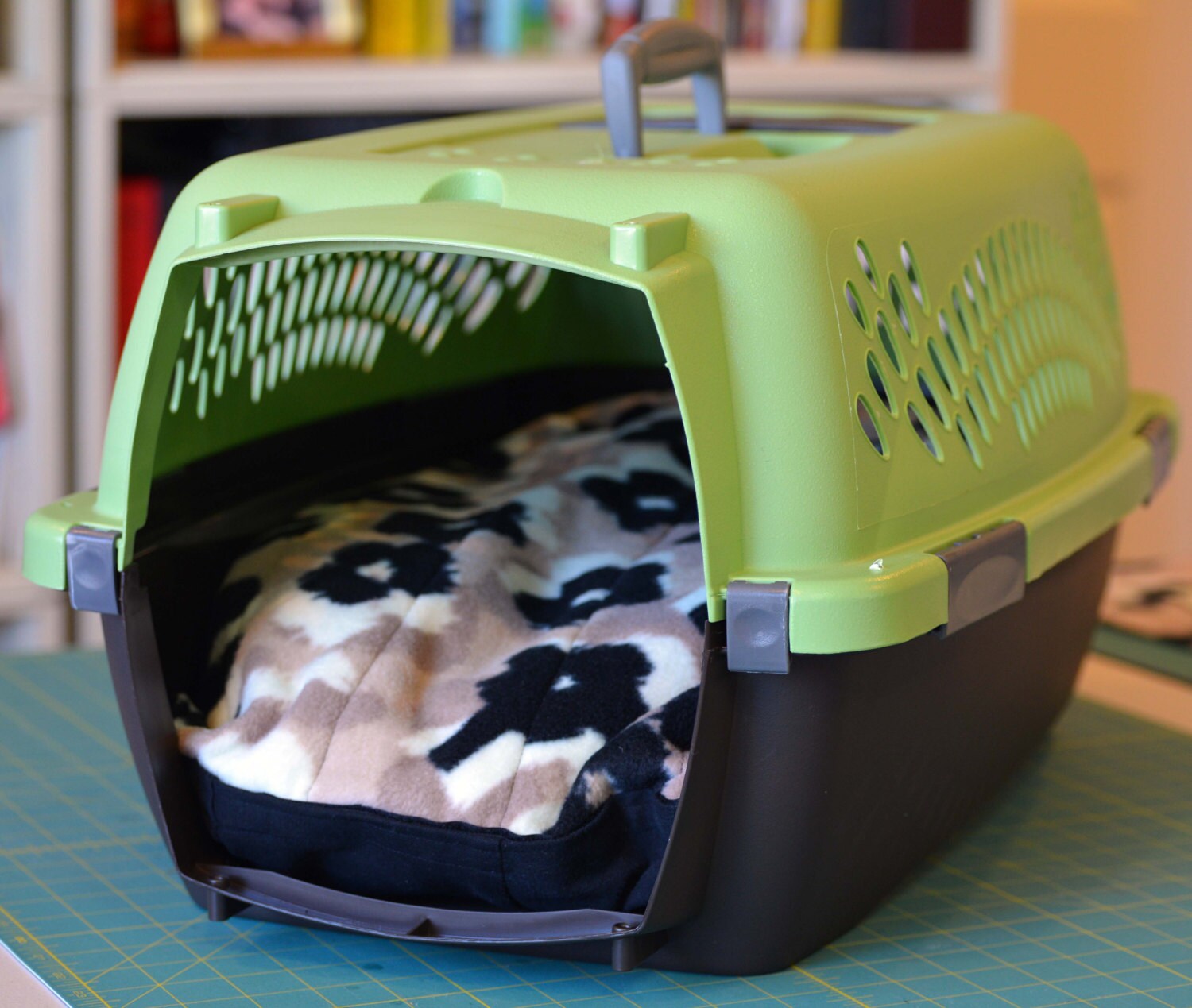 Waterproof pet bed 23 x 17 fits med dog kennel