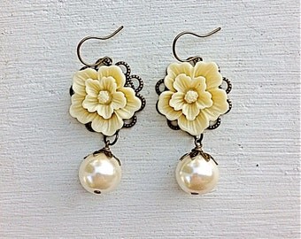 Cream Pearl Earrings/Cream Earrings/Ecru Earrings/Pearl Earrings/Sakura Flower Earrings/Rustic Wedding Earrings/Bridesmaid Earrings