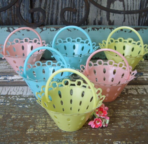 6 Vintage Hard Plastic Basket Party Favor Nut Cups Pastels