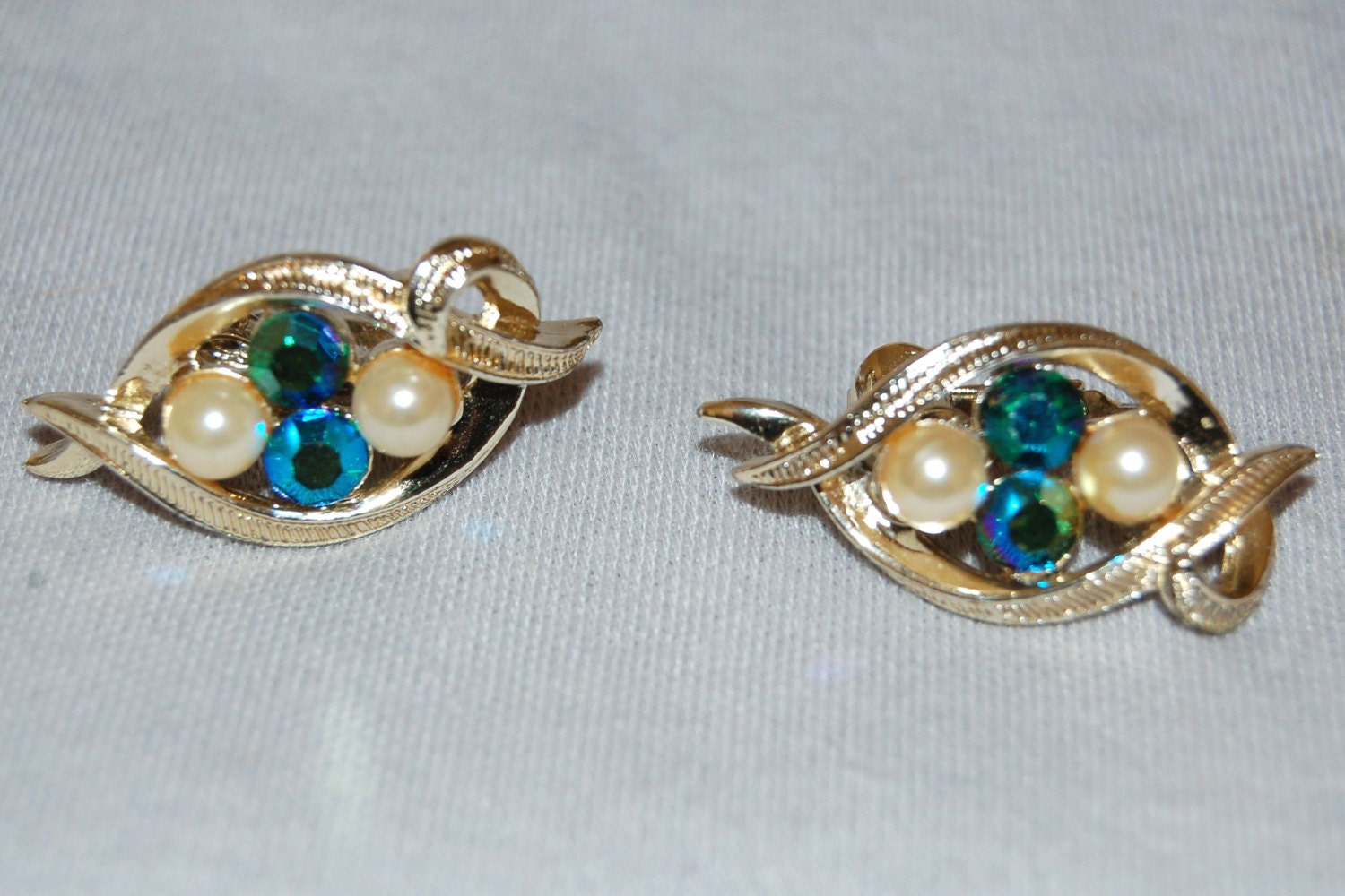 Vintage Earrings Aurora Borealis Rhinestone Pearls 3140