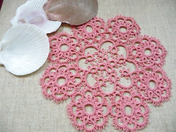 Handcrafted tatting Doily - gift for her- wedding decoration - tatting shuttle