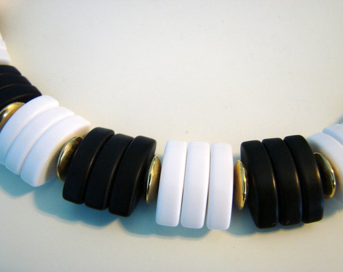 80s Black & White Lucite Bead Choker Necklace / Vintage Jewelry / Jewellery