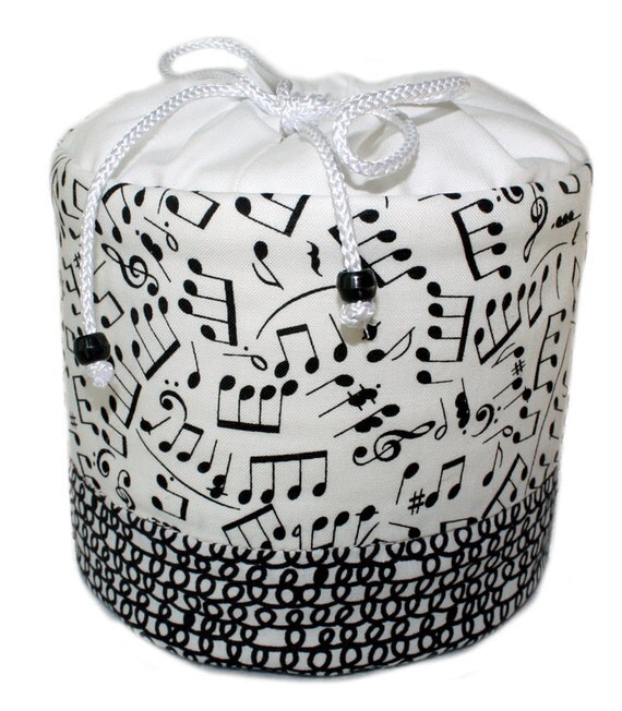 Black and white musical notes toilet paper holder