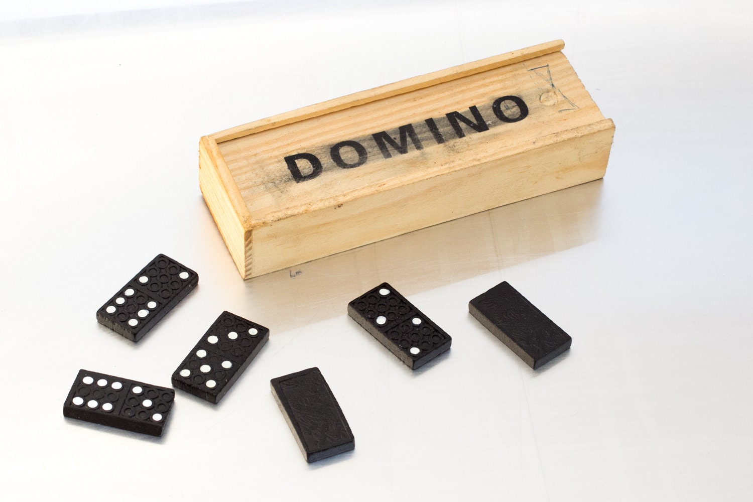 dominoes board game