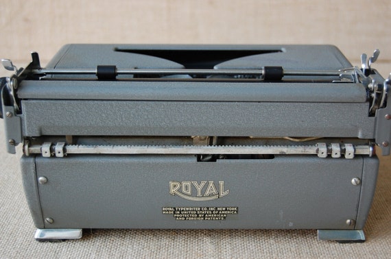 Vintage 1940's Royal Typewriter Deluxe Portable