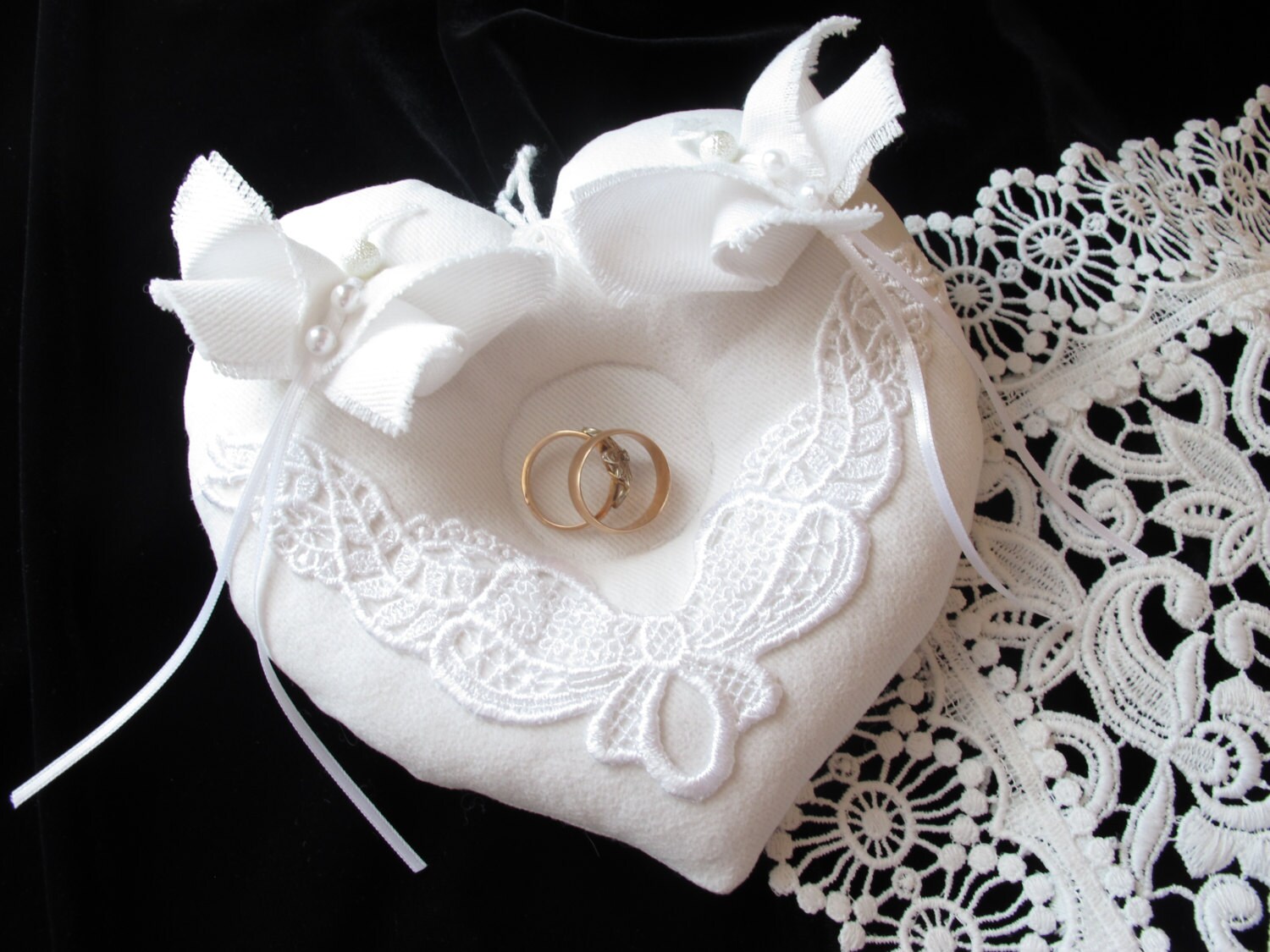 Wedding ring pillow Heart pillow White Ring bearer Burlap ring