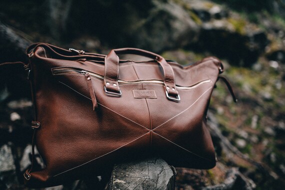 eli thompson create your own tour of italy olive garden commercial amōs eli weekender leather travel bag carry on by amosbrand eli thompson create your own tour of italy olive garden commercial amōs eli weekender leather travel bag carry on by amosbrand