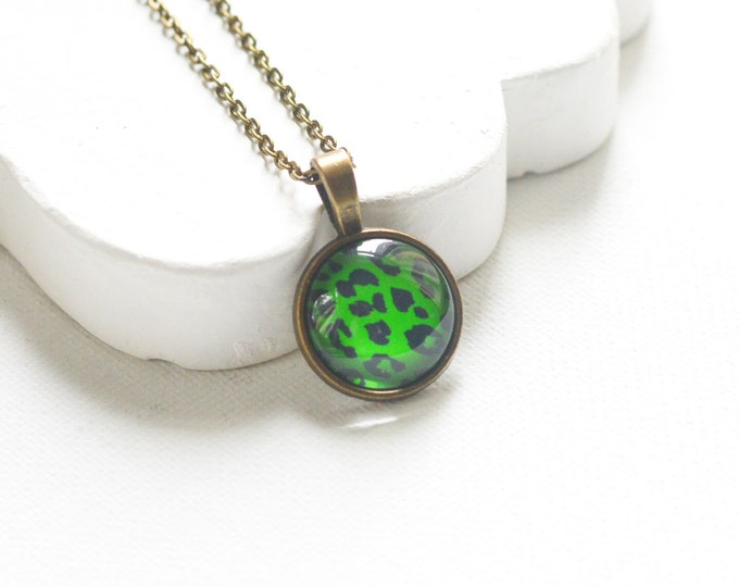 ANIMAL PRINT Pendant metal brass depicting fashionable leopard skin, Safari, Glamour, Style, Neon, Green