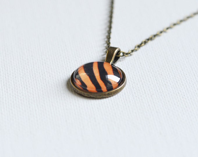 ANIMAL PRINT Pendant metal brass depicting fashionable skin, Safari, Glamour, Style, Black and Orange, Strips