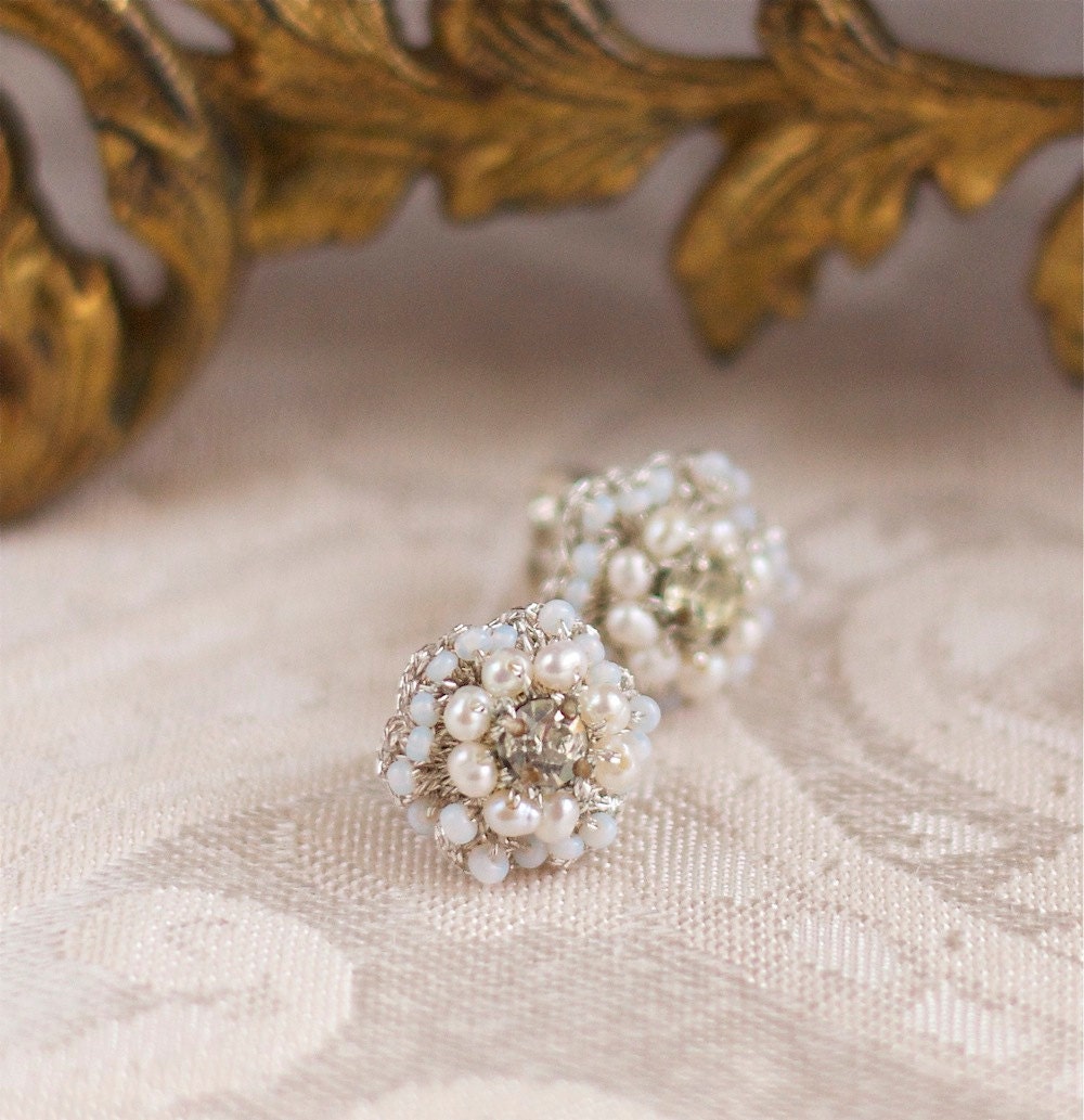 Pearl Flower Post Earrings / Wedding Jewelry / Ivory Pearls