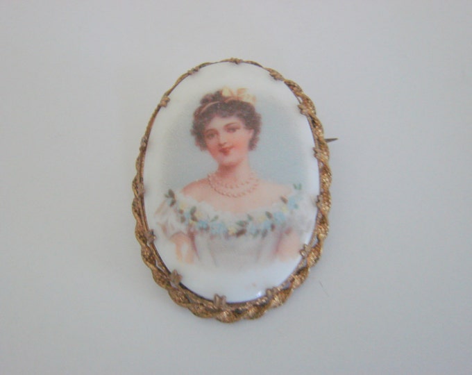 Lovely Victorian Hand Painted Porcelain Brooch / Jewelry / Jewellery