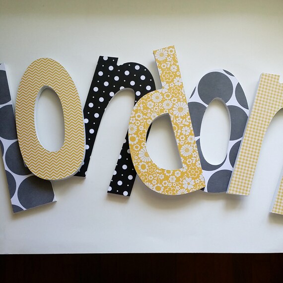 Babynamen wand buchstaben schwarz und gelb baby von 26letterlane