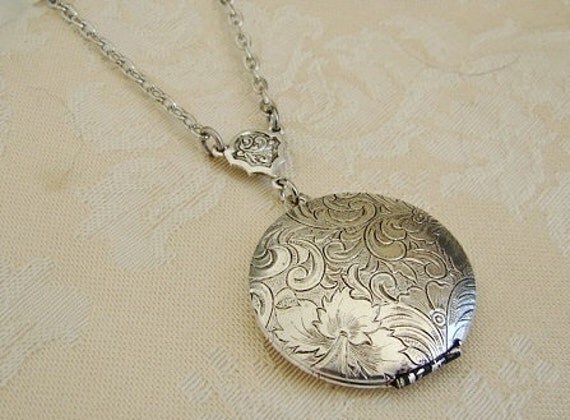 Elegant Silver Round Locket Necklace Wife by BackstreetCreations