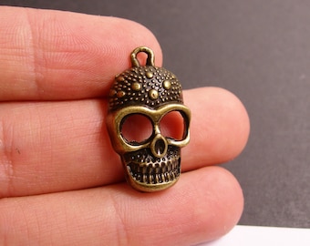 6 Skull charms - 6 pcs antique brass bronze skull charms- BAZ79