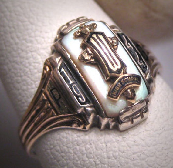 Antique Gold Class Ring Vintage Retro Art by AawsombleiJewelry