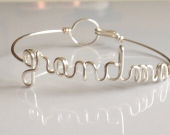Dainty "grandma" bracelet. Grandmother Gift, grandma to be. grandma gift. Grammy Grandma Nona Nanna Meme Mimi Yaya Bracelet Gifts under 20