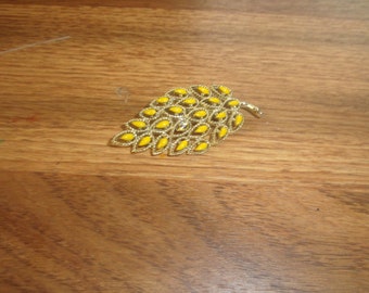 vintage pin brooch goldtone yellow enamel