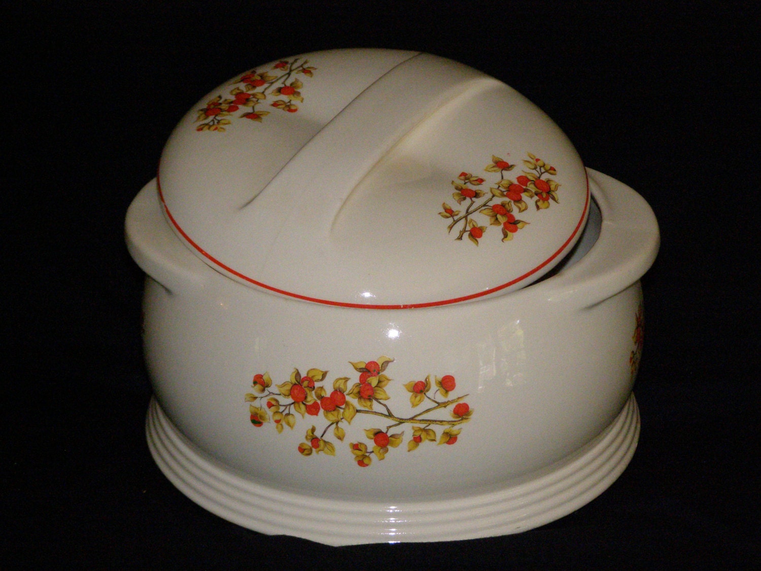 Universal Potteries Bittersweet Pattern Covered Casserole Dish