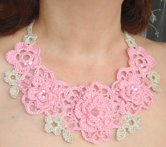 Pink and beige flowers crochet necklace.