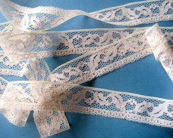 Romantic Vintage Lace Trim, Cream / Pink, 1 1/4" inch wide, 1 yard, For Dolls, Scrapbook, Mixed Media, Home Decor, Apparel, Crafted Gifts