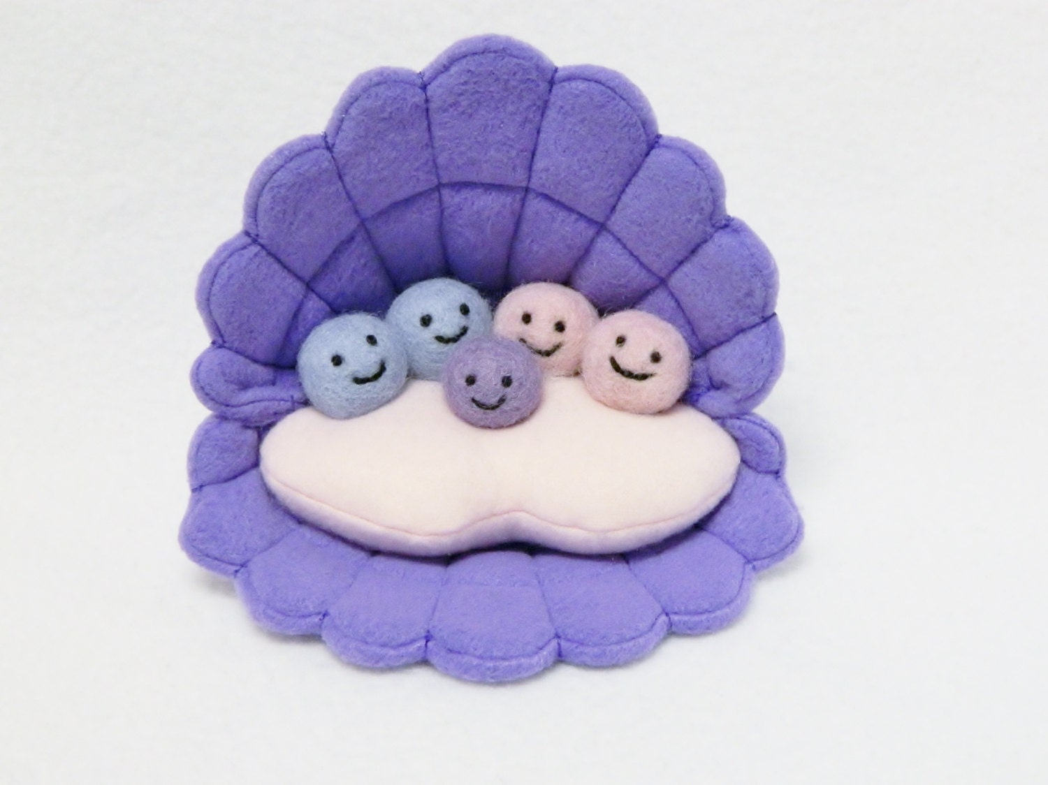 Stuffed oyster/pearl family plush toy