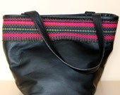Roomy and comfortable bag with an ethnic hand-woven band and with inner pockets, one big with a zip and three small pockets