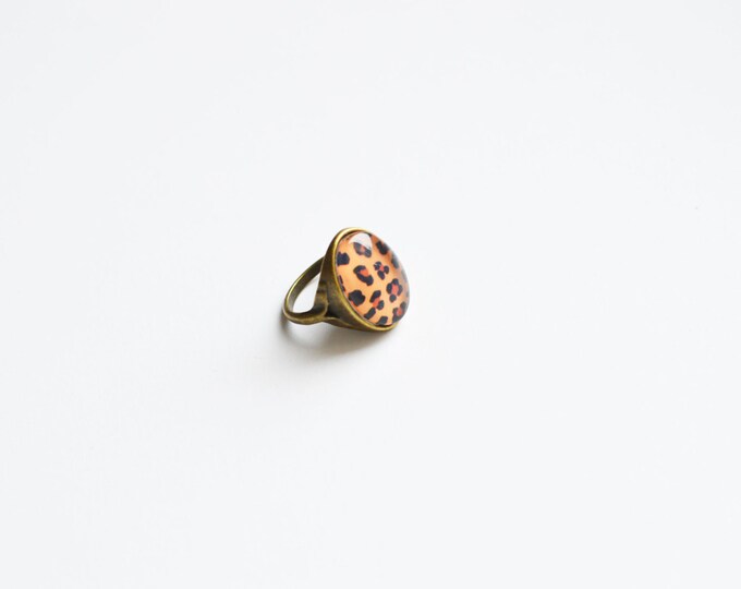 ANIMAL PRINT Oval ring brass and glass with leopard in retro and vintage style, Ring size: 6.5 in (USA) / 13,5 (Italy) / 17 (Russia)