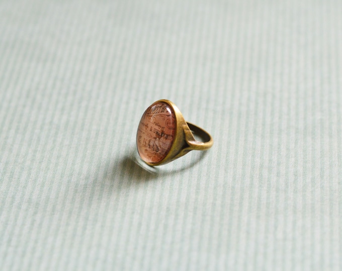 RETRO Oval ring of metal brass with the image under glass, Ring size: 6.5 in (USA) / 13,5 (Italy) / 17 (Russia)