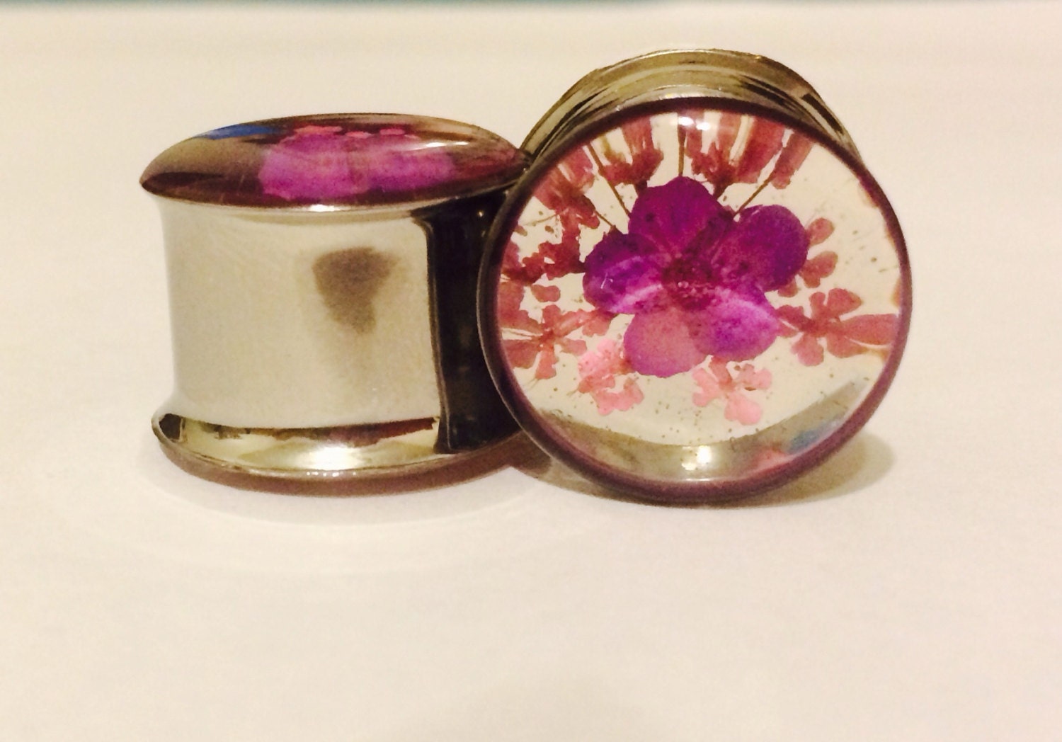 Beautiful resin plugs with real flowers