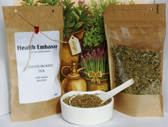 Gedroogde bladeren van Cistus incanus naast een kopje warme thee