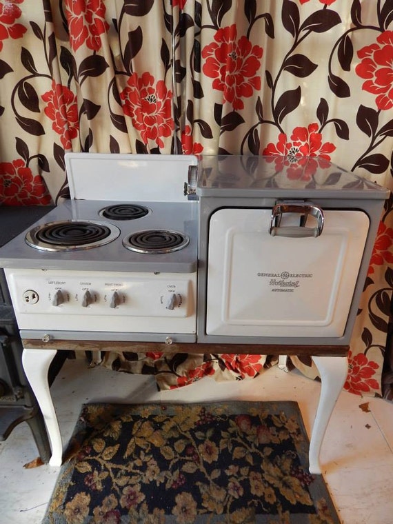 GE Antique Hotpoint Electric Stove with Oven Circa 1927 Works