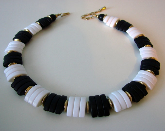 80s Black & White Lucite Bead Choker Necklace / Vintage Jewelry / Jewellery